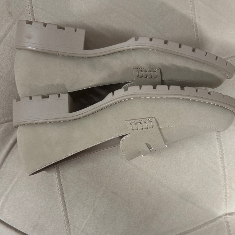Stylish trendy preppy - DV by Dolce Vita Taupe Lug Loafers ✨🌸make me an offer 🌸